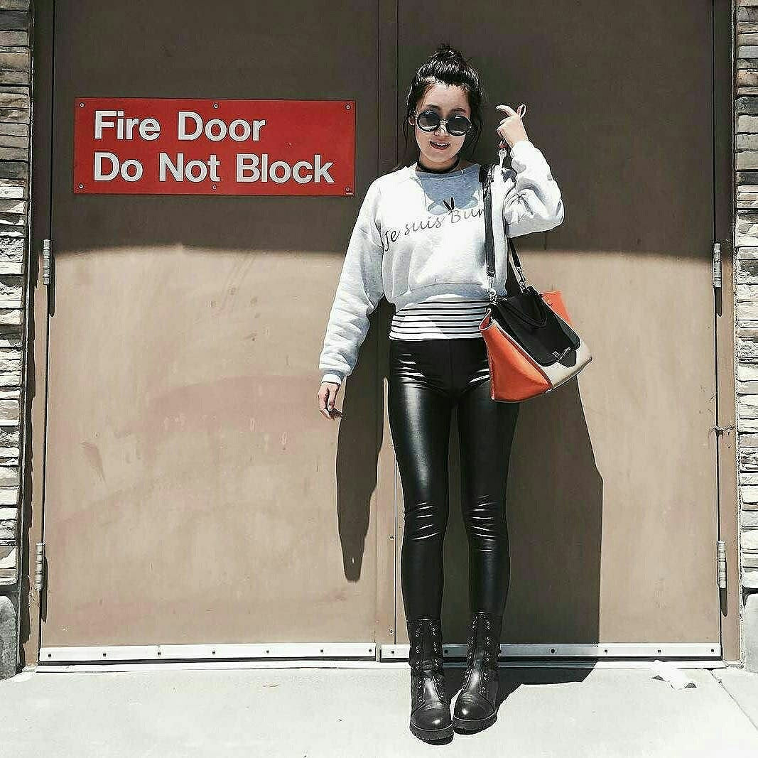 Je suis bunny crop sweatshirt