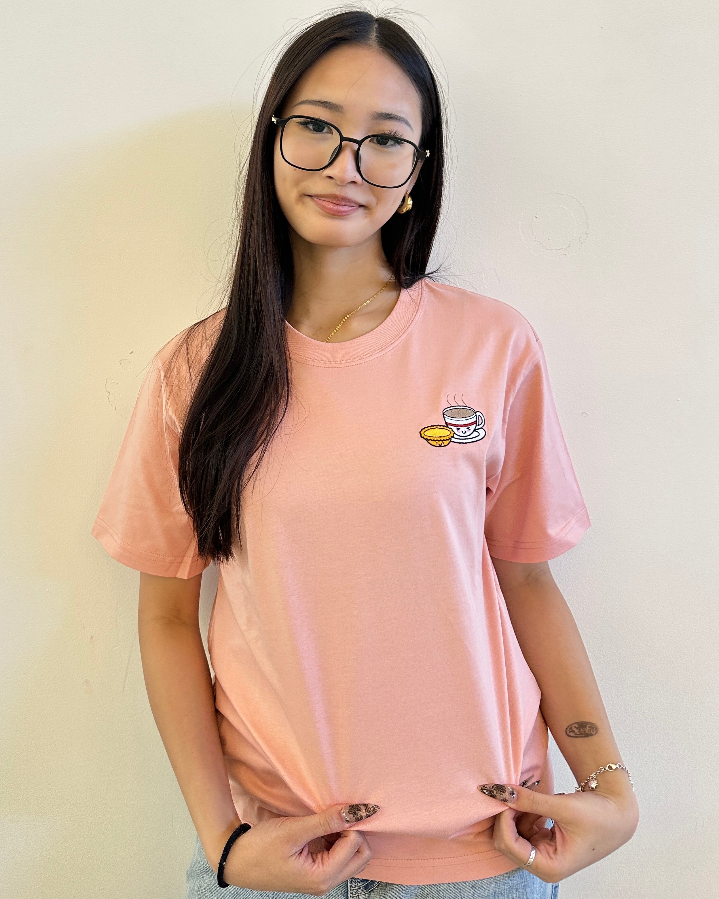 Egg Tart & Milk Tea Embroidered Unisex T-Shirt – 100% Cotton 蛋撻・奶茶刺繡中性T恤